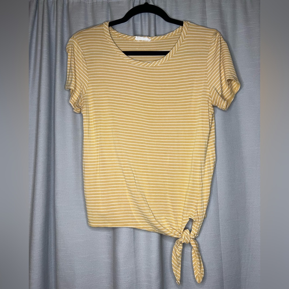 Olivia Rae Size M Yellow and White Striped Top with Tie